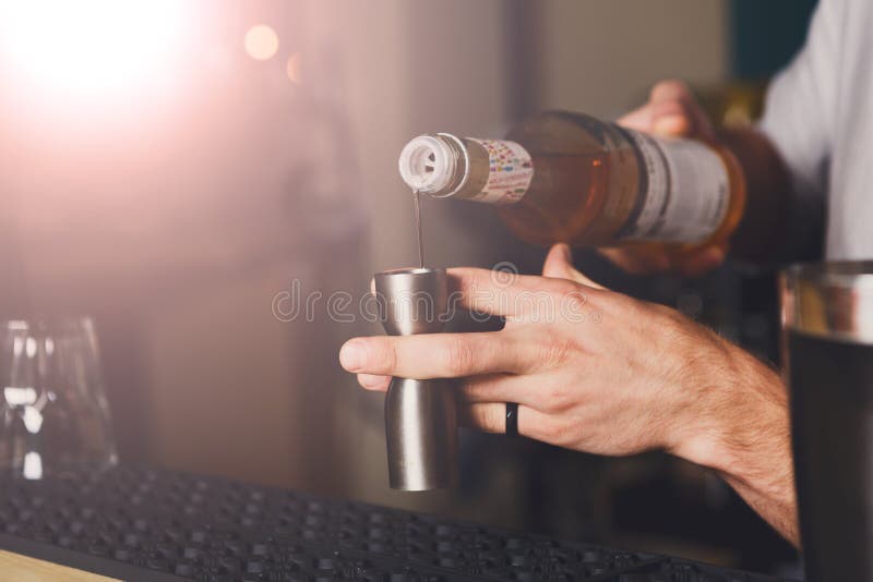 Bartender` s räcker danandeskottcoctailen arkivfoto Bartender` s räcker danandeskottcoctailen arkivfoto