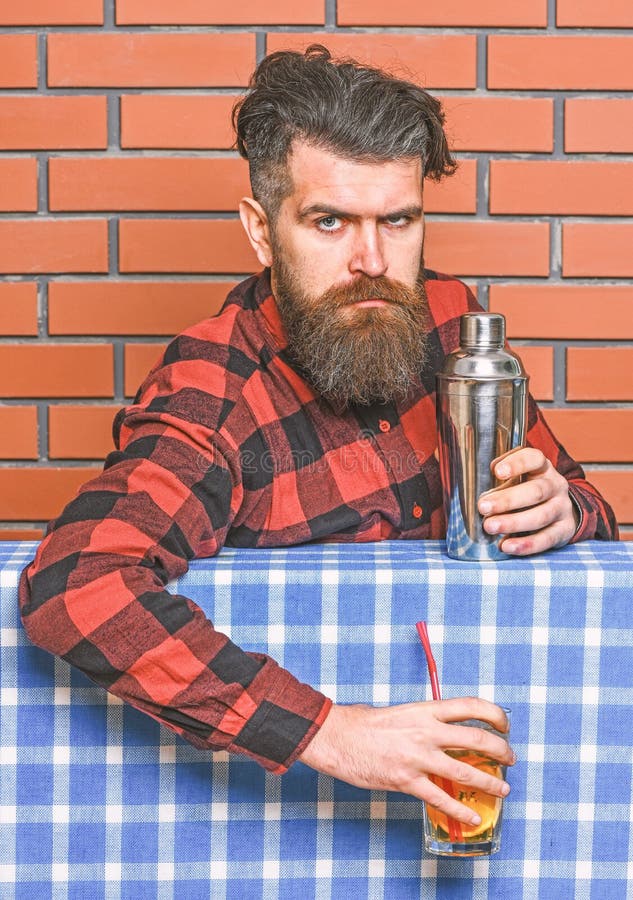 bartender έννοια Μπάρμαν με τη μακριά γενειάδα και mustache και μοντέρνη τρίχα στον ακριβή δονητή εκμετάλλευσης προσώπου, που γίν στοκ εικόνες bartender έννοια Μπάρμαν με τη μακριά γενειάδα και mustache και μοντέρνη τρίχα στον ακριβή δονητή εκμετάλλευσης προσώπου, που γίν στοκ εικόνες