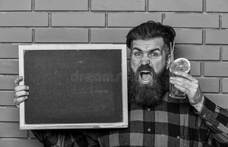 Bartendern hipster rymmer coctailen och advertizing Mannen rymmer exponeringsglas arkivfoto Bartendern hipster rymmer coctailen och advertizing Mannen rymmer exponeringsglas arkivfoto