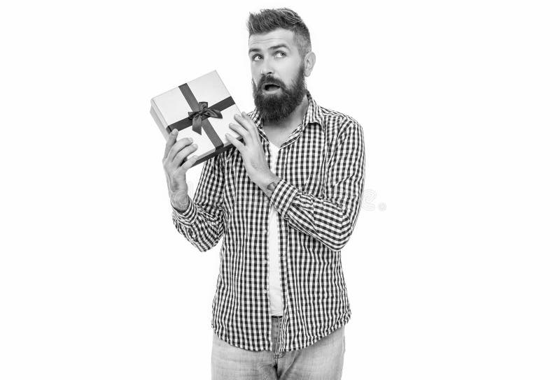 Bartinsen halten Geschenkbox für Valentinstag. Happy Valentines Day. Mentatag. Mann mit Geschenk isoliert auf Weiß. Romantisches G lizenzfreie stockfotos