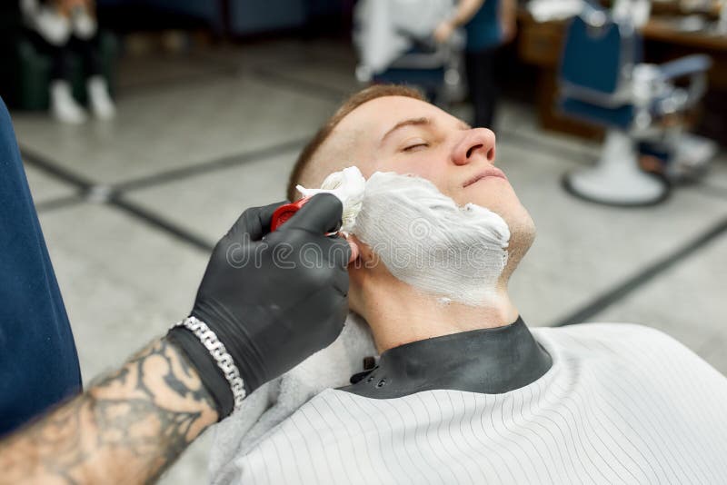 Friseur Der Gel Am Friseursalon Anwendet Stockbild Bild Von Friseur Anwendet