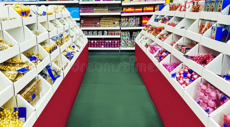 Barwione boże narodzenie zabawki w sklepie dekoracyjny fotografia stock