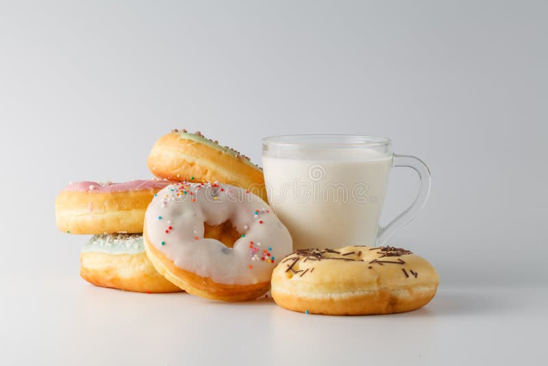 Barwioni donuts na białym prostym tle