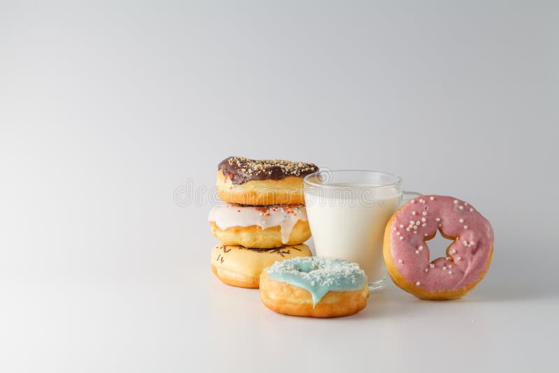Barwioni donuts na białym prostym tle