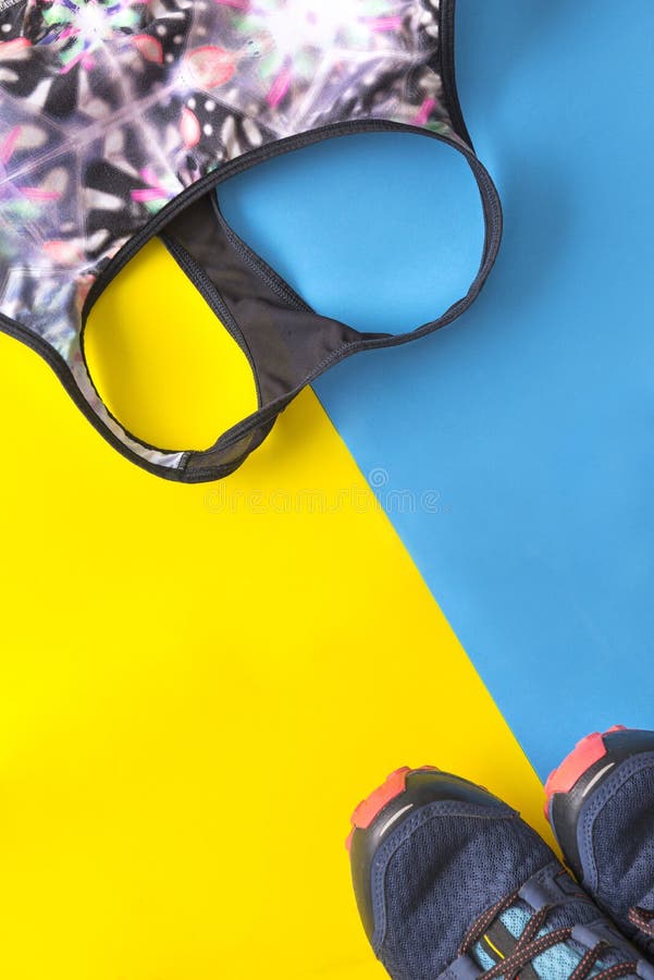Barwioni sporty staniki, sneakers, błękit bawją się buty z kolorem żółtym i zdjęcia stock Barwioni sporty staniki, sneakers, błękit bawją się buty z kolorem żółtym i zdjęcia stock