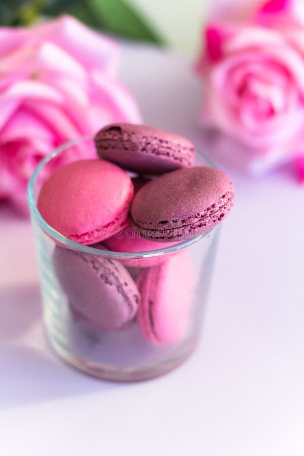Barwioni wyśmienicie macarons w szkle fotografia stock