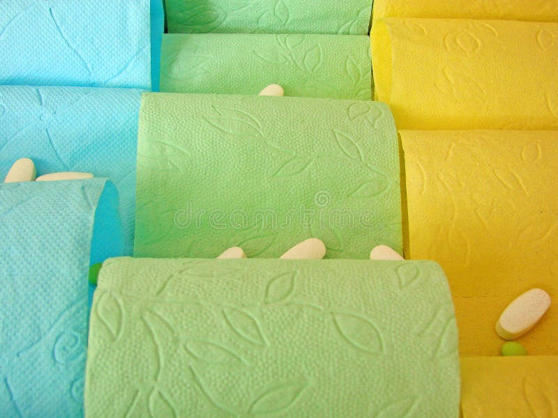 Barwiony papier toaletowy i pigułki na nim zdjęcia royalty free Barwiony papier toaletowy i pigułki na nim zdjęcia royalty free
