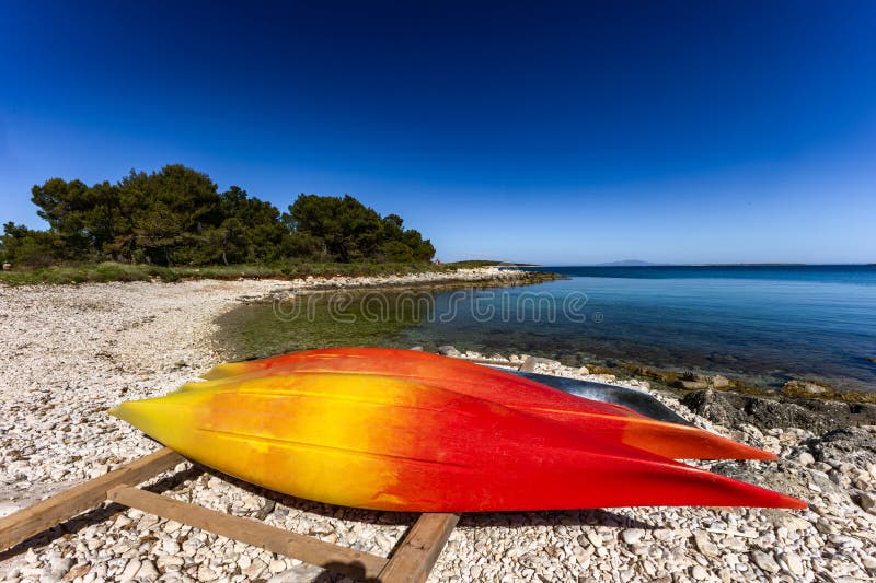 Barwna łódź wyprana na brzeg kajakiem turystycznym na plaży Półwysep Kamenjak Chorwacja zdjęcia stock