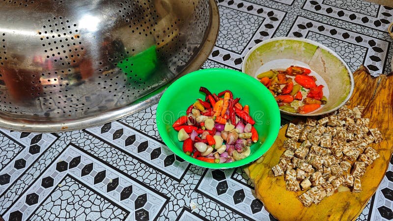 Barwny asortyment rozdrobnionych czerwonych papryczek chili, szalotki czosnkowe i pomidory w miseczkach zdjęcie royalty free
