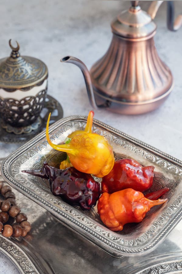 Barwny asortyment schurchella oriental leczy na dekoracyjnej tacy. Ramadan Uraza Bajram zdjęcia stock
