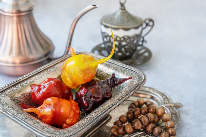 Barwny asortyment schurchella oriental leczy na dekoracyjnej tacy. Ramadan Uraza Bajram zdjęcie stock