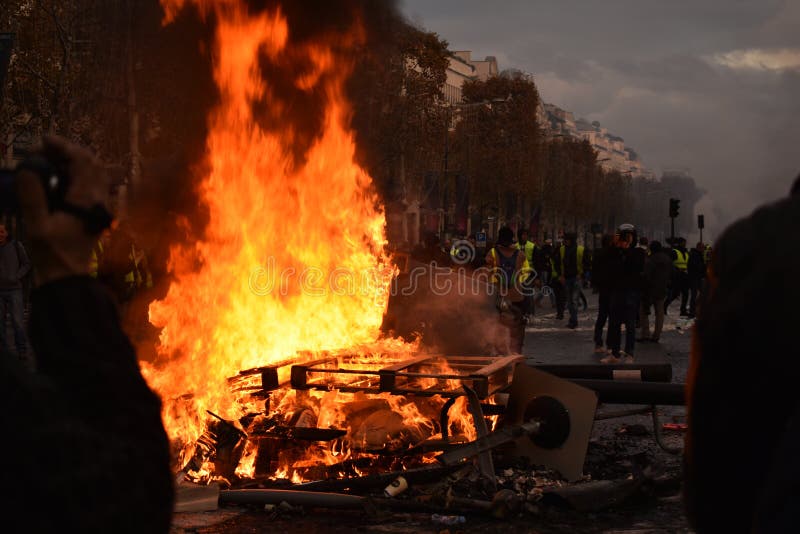 Barłogi na ogieniu przy Żółtą kamizelki demonstracją w Paryż obraz stock Barłogi na ogieniu przy Żółtą kamizelki demonstracją w Paryż obraz stock
