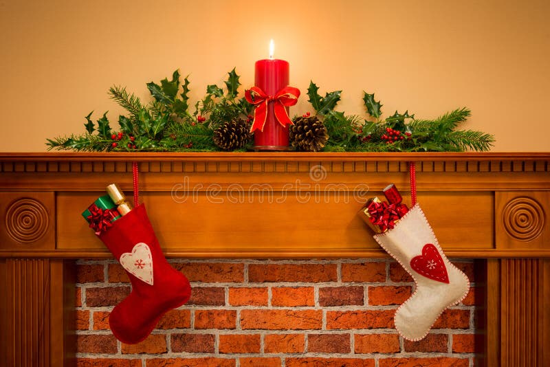 Bas de Noël accrochant sur la cheminée image stock Bas de Noël accrochant sur la cheminée image stock
