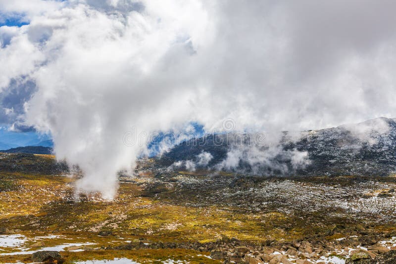 Bas nuages pelucheux descendant au-dessus des montagnes de Milou au bâti Kosci photographie stock libre de droits Bas nuages pelucheux descendant au-dessus des montagnes de Milou au bâti Kosci photographie stock libre de droits