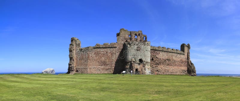 bas- slottrockscotland tantallon arkivbild bas- slottrockscotland tantallon arkivbild