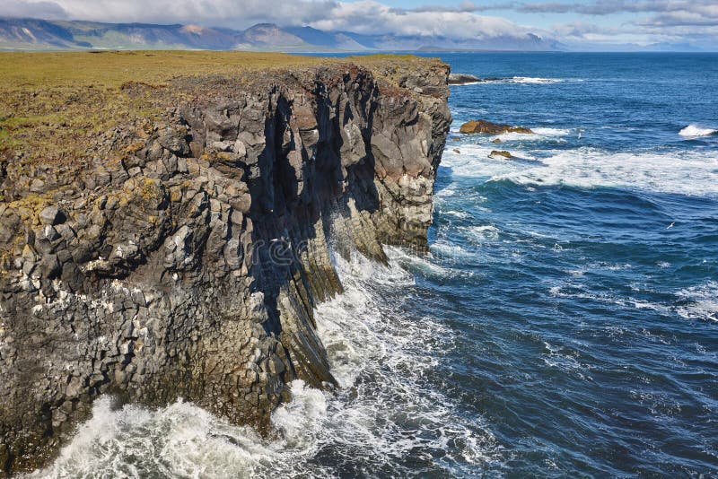 Basaltyczne klify skalne i Północny Ocean Atlantycki. Półwysep Snaefellnes. Islandia obrazy stock