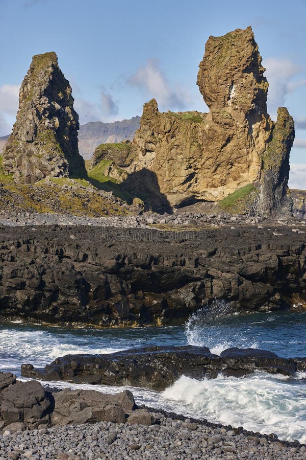 Basaltyczne klify skalne i Północny Ocean Atlantycki. Półwysep Snaefellnes. Islandia obraz stock
