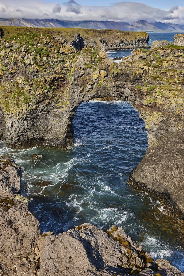 Basaltyczne klify skalne i Północny Ocean Atlantycki. Półwysep Snaefellnes. Islandia zdjęcia stock