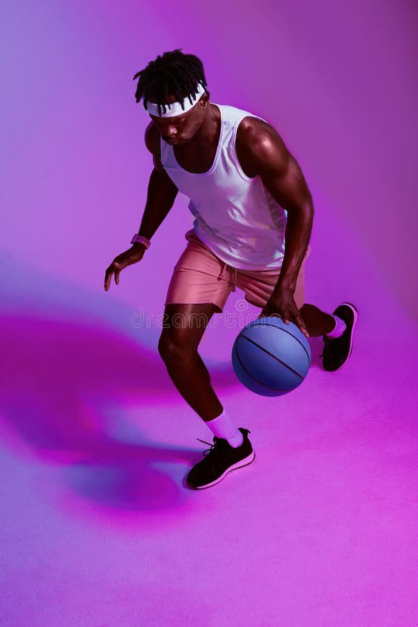 Baschet negru și joc în studiouri pentru sport fitness sau welness training for game competition. jucător masculin stock images