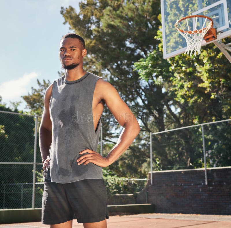 Baschetul negru și aptitudinea pe terenul de baschet din parc se despart după meci cu sportul și sunt serioși în portret stock photography