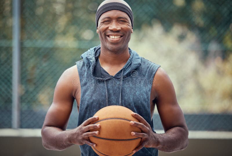 Baschetul negru și portretul zâmbet pe teren gata pentru un meci sport în afara. atlet african încântat să joace stock photo