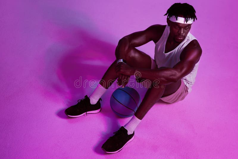 Baschetul negru și restul în studioul pentru sport de fitness și formare privind bunăstarea pentru competiția de jocuri. bărbat br stock photos
