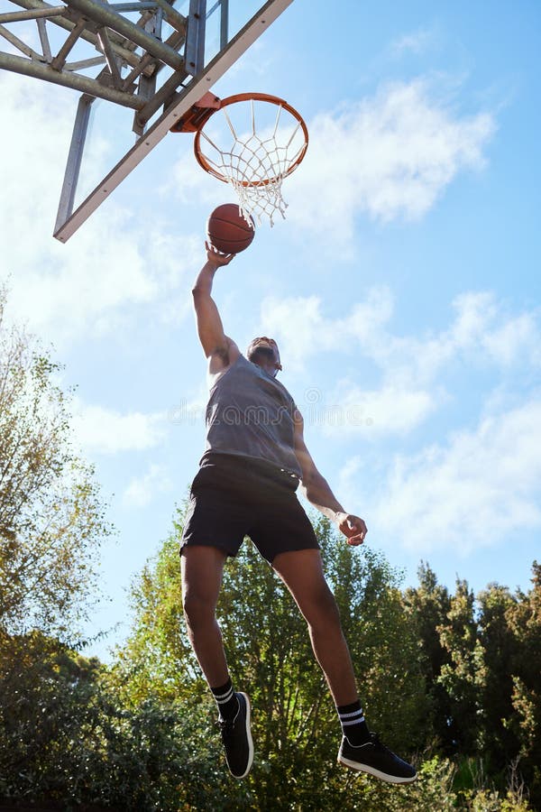 Baschetul negru și sportul sportiv și aptitudinea în sport pe teren de baschet în aer liber și sărituri. activ royalty free stock images