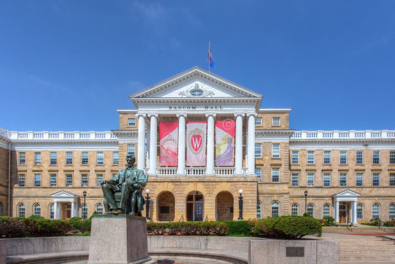 MADISON, WI/USA - 26 DE JUNIO DE 2014: Bascom Pasillo en el campus de la universidad de Wisconsin-Madison La universidad de Wisconsin es una universidad grande diez en los Estados Unidos
