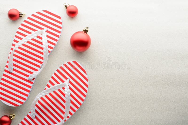 Bascules électroniques rouges et blanches et ornements de Noël photographie stock Bascules électroniques rouges et blanches et ornements de Noël photographie stock
