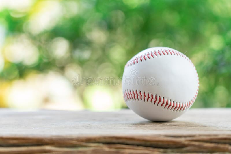 Base-ball sur le fond abstrait et le base-ball piquant rouge Base-ball blanc avec le fil rouge Le base-ball est un sport national images stock Base-ball sur le fond abstrait et le base-ball piquant rouge Base-ball blanc avec le fil rouge Le base-ball est un sport national images stock