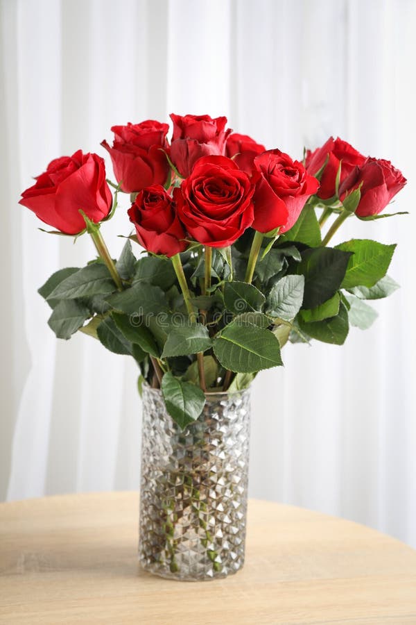 Base Con Ramo De Rosas Rojas Sobre Mesa De Madera Imagen de archivo - Imagen de floral, regalo: 165235263 Base Con Ramo De Rosas Rojas Sobre Mesa De Madera Imagen de archivo - Imagen de floral, regalo: 165235263