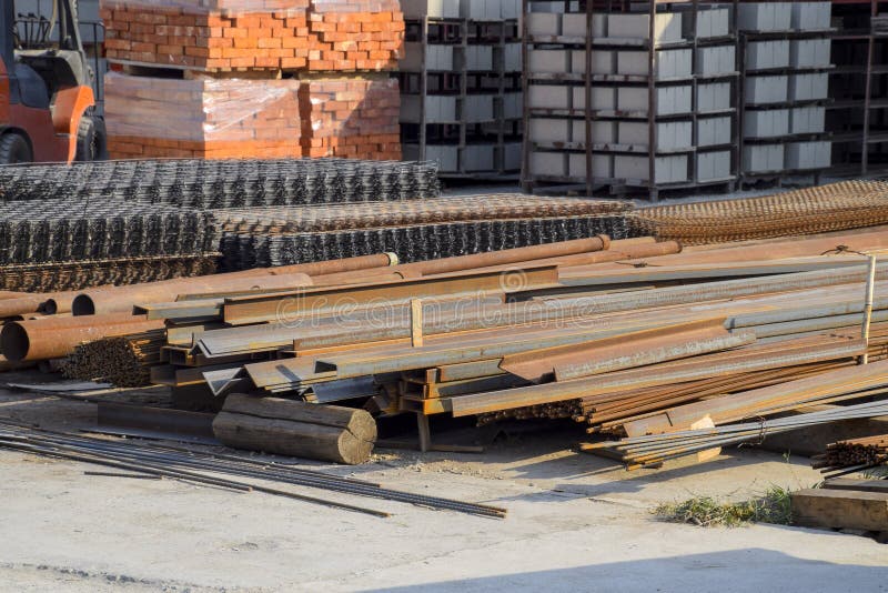 Base del edificio con los diversos materiales para la construcción Metal los tubos, las esquinas y los canales, mallas Construcci fotos de archivo libres de regalías Base del edificio con los diversos materiales para la construcción Metal los tubos, las esquinas y los canales, mallas Construcci fotos de archivo libres de regalías