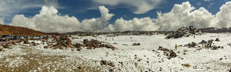 Base do vulcão Teide Vale da lava com os pontos brancos da neve, coberto em parte pelas nuvens bonitas C?u azul brilhante Teide imagens de stock Base do vulcão Teide Vale da lava com os pontos brancos da neve, coberto em parte pelas nuvens bonitas C?u azul brilhante Teide imagens de stock