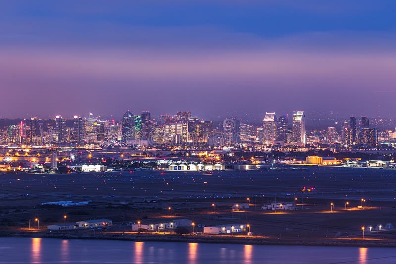 Base militar com skyline de San Diego no fundo após o crepúsculo imagem de stock Base militar com skyline de San Diego no fundo após o crepúsculo imagem de stock
