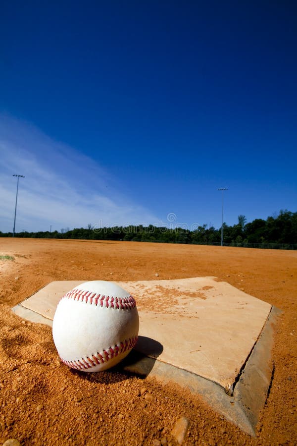 Basebol na placa Home imagens de stock Basebol na placa Home imagens de stock
