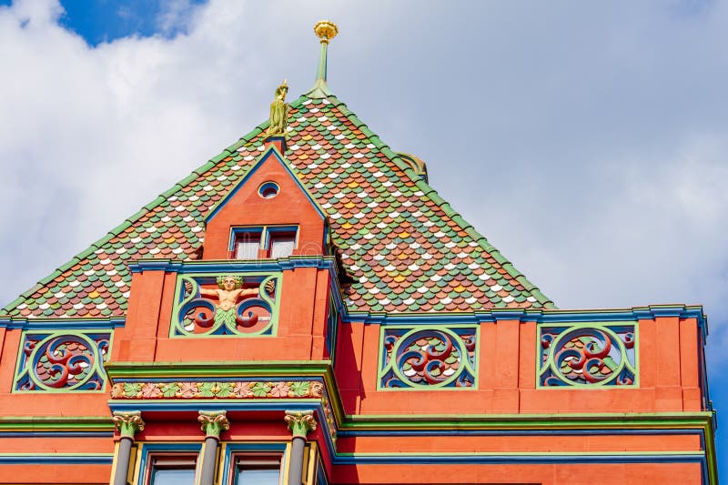 Clădire roșie Basel vechi rathouse cu un cer albastru în fundal stock photos