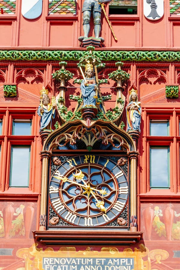 Clădire roșie Basel vechi rathouse cu un cer albastru în fundal stock images