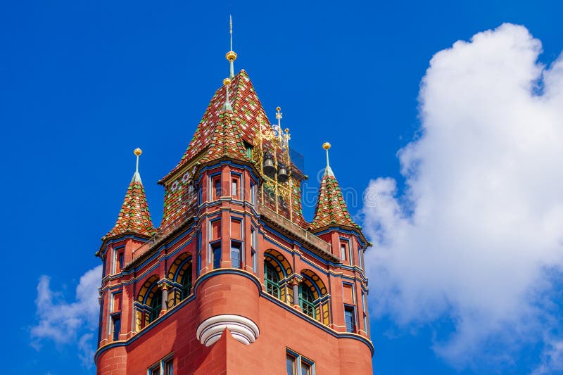 Clădire roșie Basel vechi rathouse cu un cer albastru în fundal stock photography