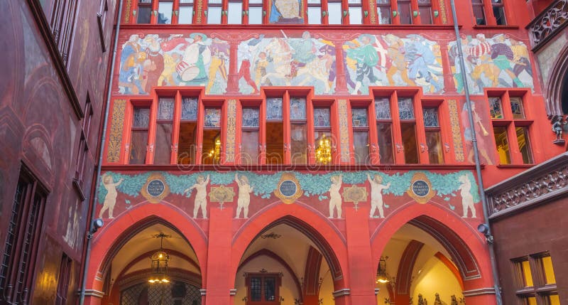 Clădire roșie Basel vechi rathouse cu un cer albastru în fundal stock images