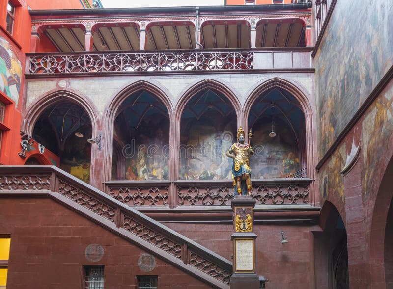 Clădire roșie Basel vechi rathouse cu un cer albastru în fundal stock photos