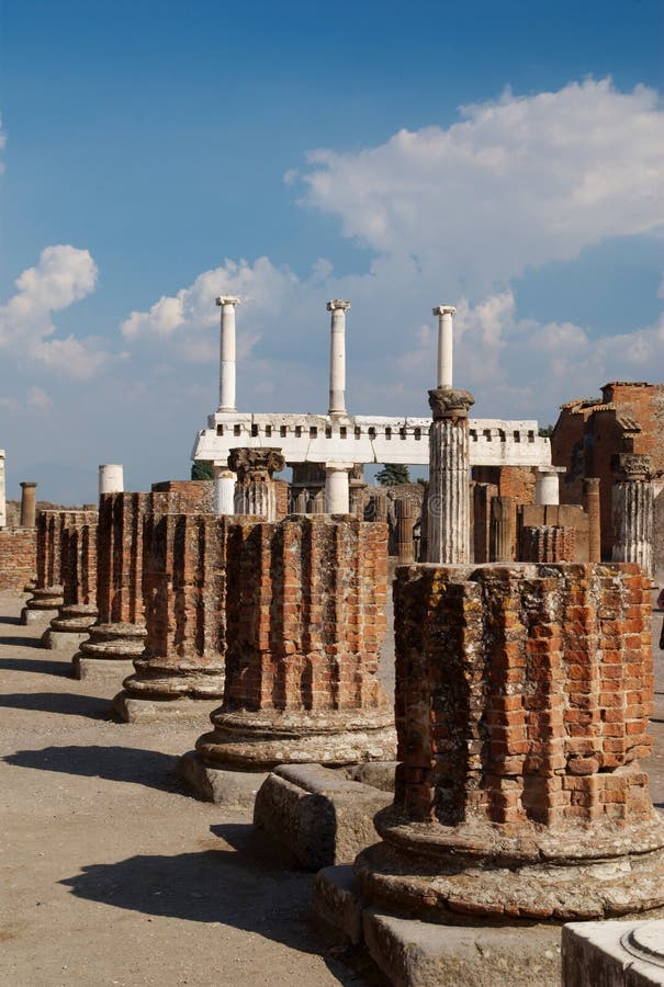 Bases de coluna, Pompeii, Italy