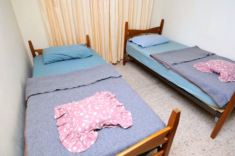 Basi gemellare nella stanza di motel semplice fotografie stock Basi gemellare nella stanza di motel semplice fotografie stock