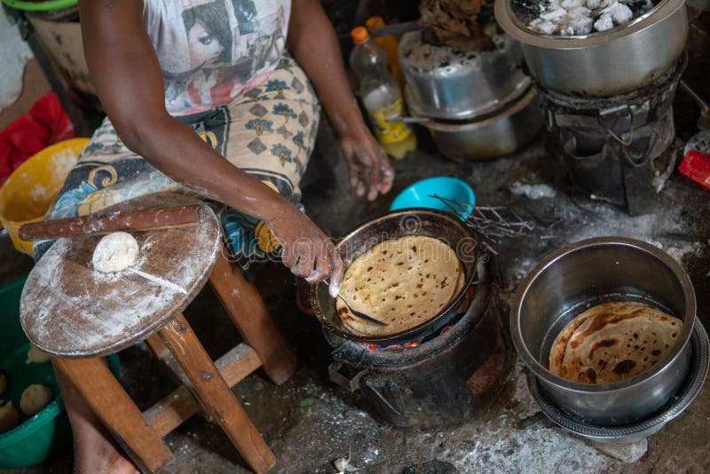 Basic African köks Kokning på branden Chapati - lokal mat royaltyfri bild