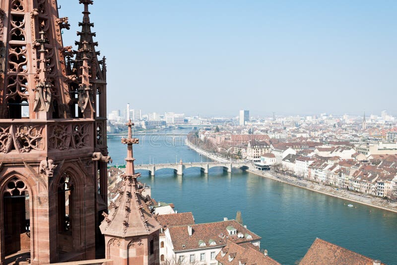Basilea, Suiza con el Rin y puente medio