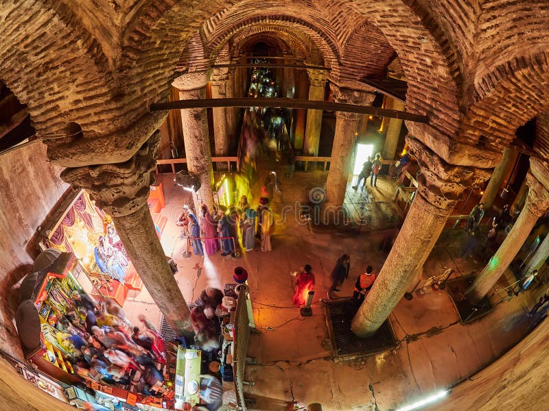 Basilica Cistern Turco: Yerebatan Sarayi - Cisterna subterránea Sunken Palace en Estambul, TurquÃa, construida por los romanos imagenes de archivo Basilica Cistern Turco: Yerebatan Sarayi - Cisterna subterránea Sunken Palace en Estambul, TurquÃa, construida por los romanos imagenes de archivo