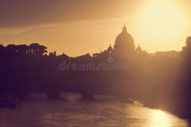 Basilica della st Peter, Città del Vaticano Fiume del Tevere a Roma, Italia al tramonto fotografie stock Basilica della st Peter, Città del Vaticano Fiume del Tevere a Roma, Italia al tramonto fotografie stock