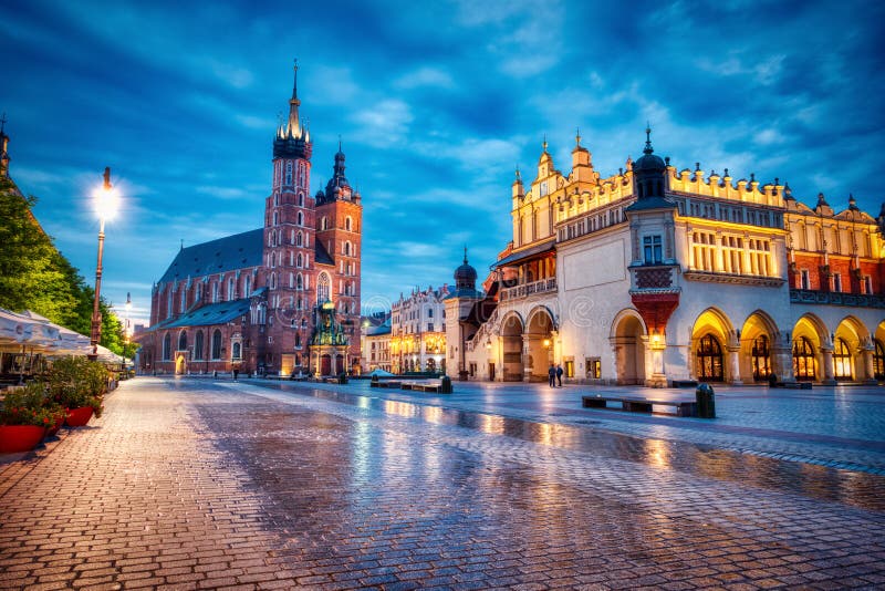 Basilica di Santa Maria sulla piazza principale di Cracovia a Dusk, Cracovia