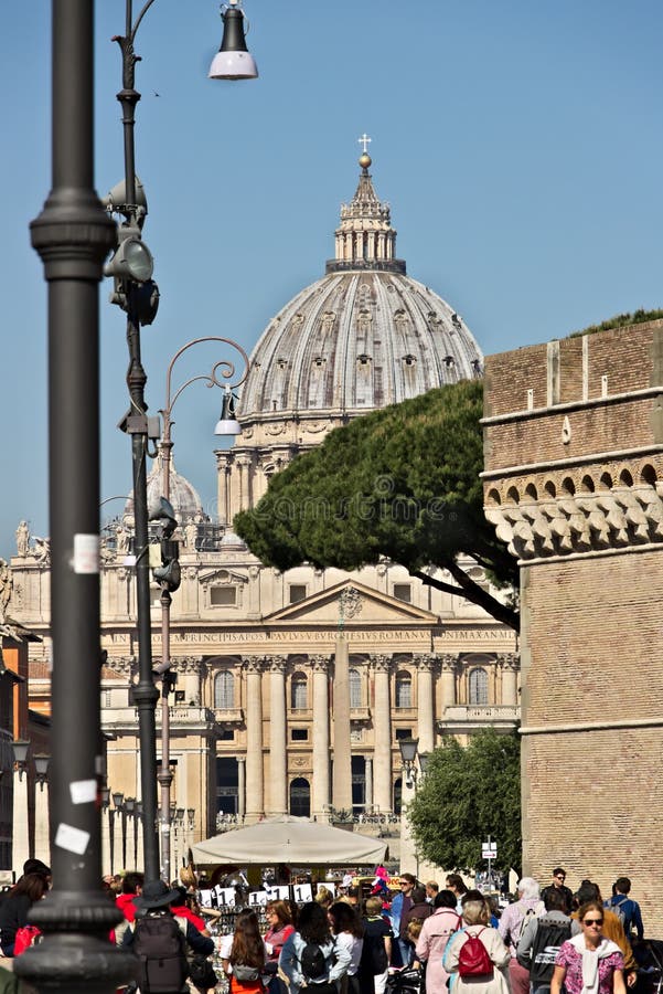 Basilica e cupola di St Peter fotografia stock libera da diritti Basilica e cupola di St Peter fotografia stock libera da diritti