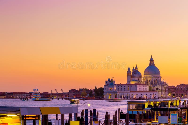 Basilica Santa Maria della Salute a Venezia, Italia durante il bello tramonto di giorno di estate Punto di riferimento veneziano immagine stock Basilica Santa Maria della Salute a Venezia, Italia durante il bello tramonto di giorno di estate Punto di riferimento veneziano immagine stock