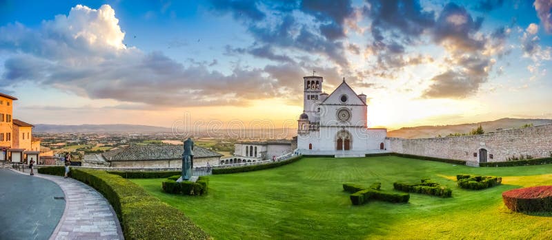 Famoso basílica de de (basílica) sobre el atardecer en,,.